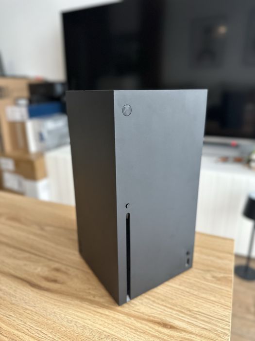 Konsola XBOX Series X 1TB + 2 pady + Hogwarts Legacy