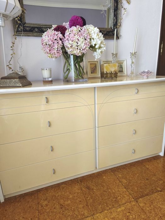 Conjunto de Quarto Bege e Branco com cabeceira, cómoda, mesas cabeceir