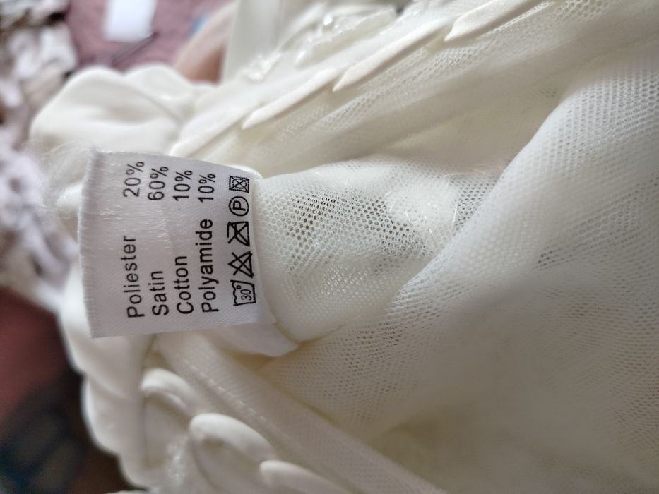 Suknia ślubna z kwiatami 3 D i perełkami że zwiewnym dołem