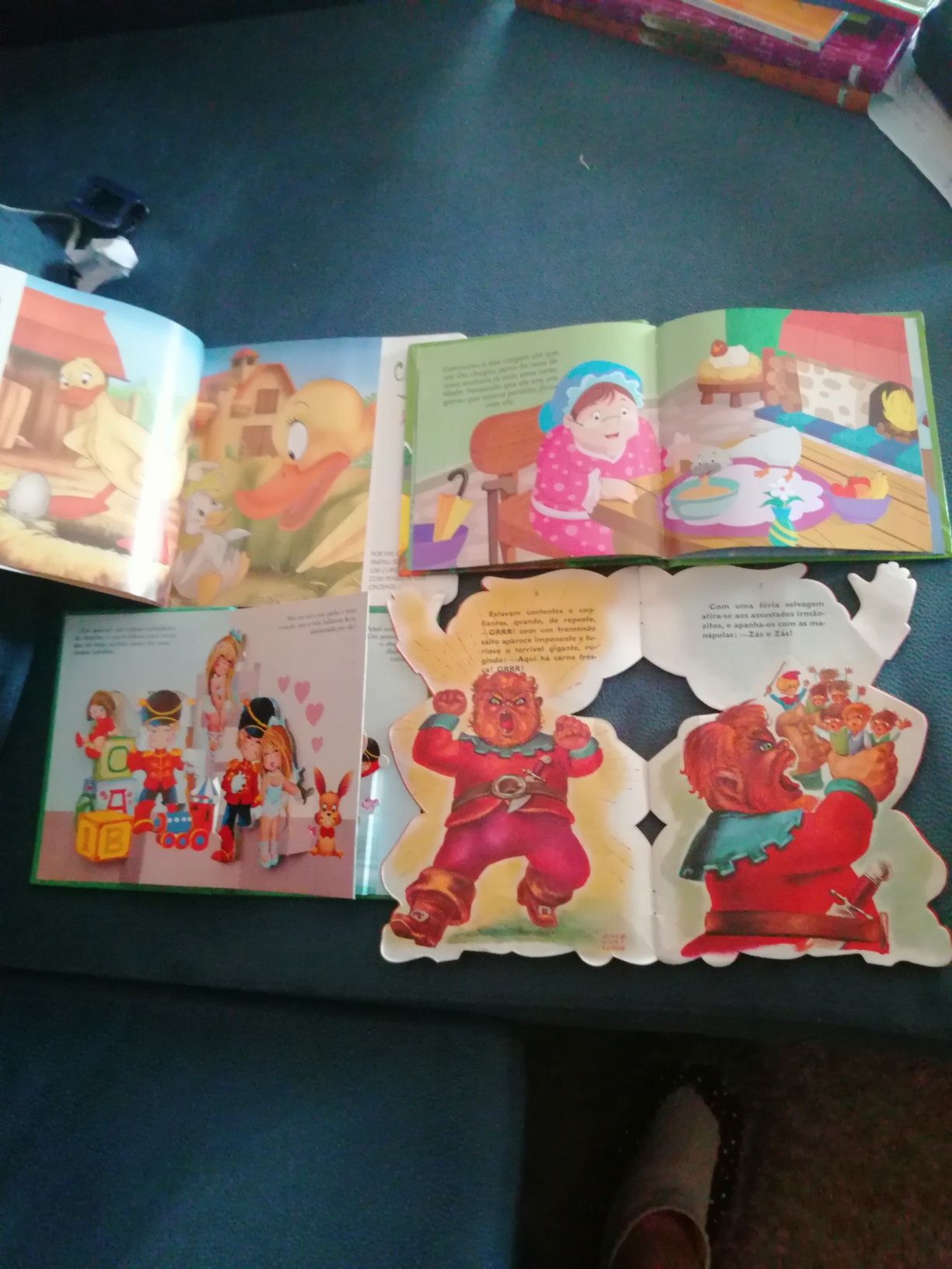 Quatro livros infantis