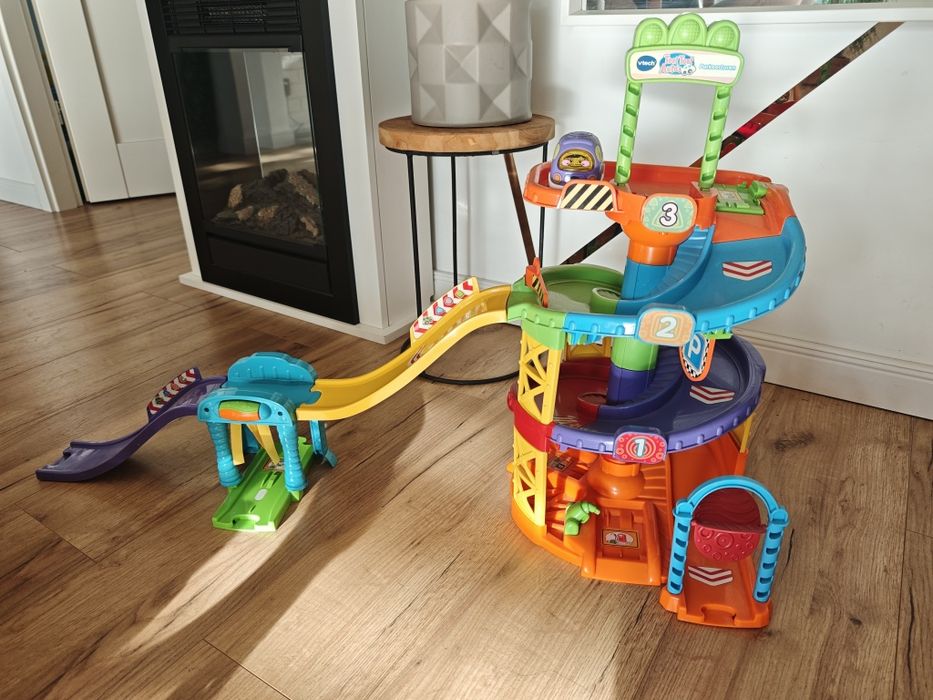 Wieża parkingowa vtech tut tut autka