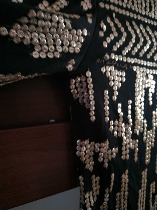 czarna sukienka H&M z cekinami