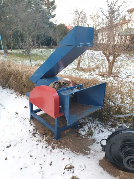 Rębak bębnowy z silnikiem diesla ES16 na przyczepce