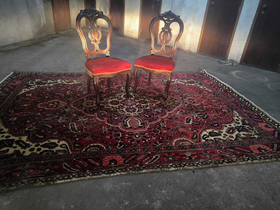 Par de cadeiras românticas com estofos em veludo bordeaux