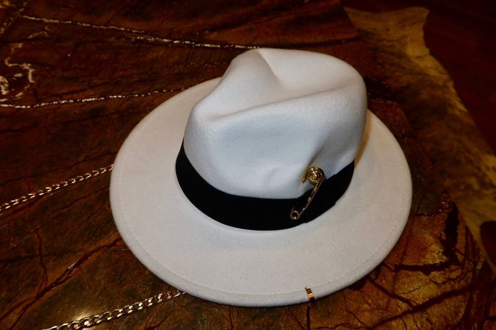 Стильна біла фетрова шляпа з OneLux Shop