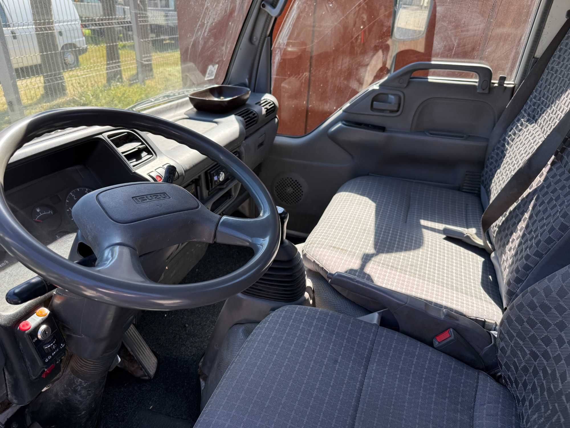Carrinha Isuzu tribasculante com grua