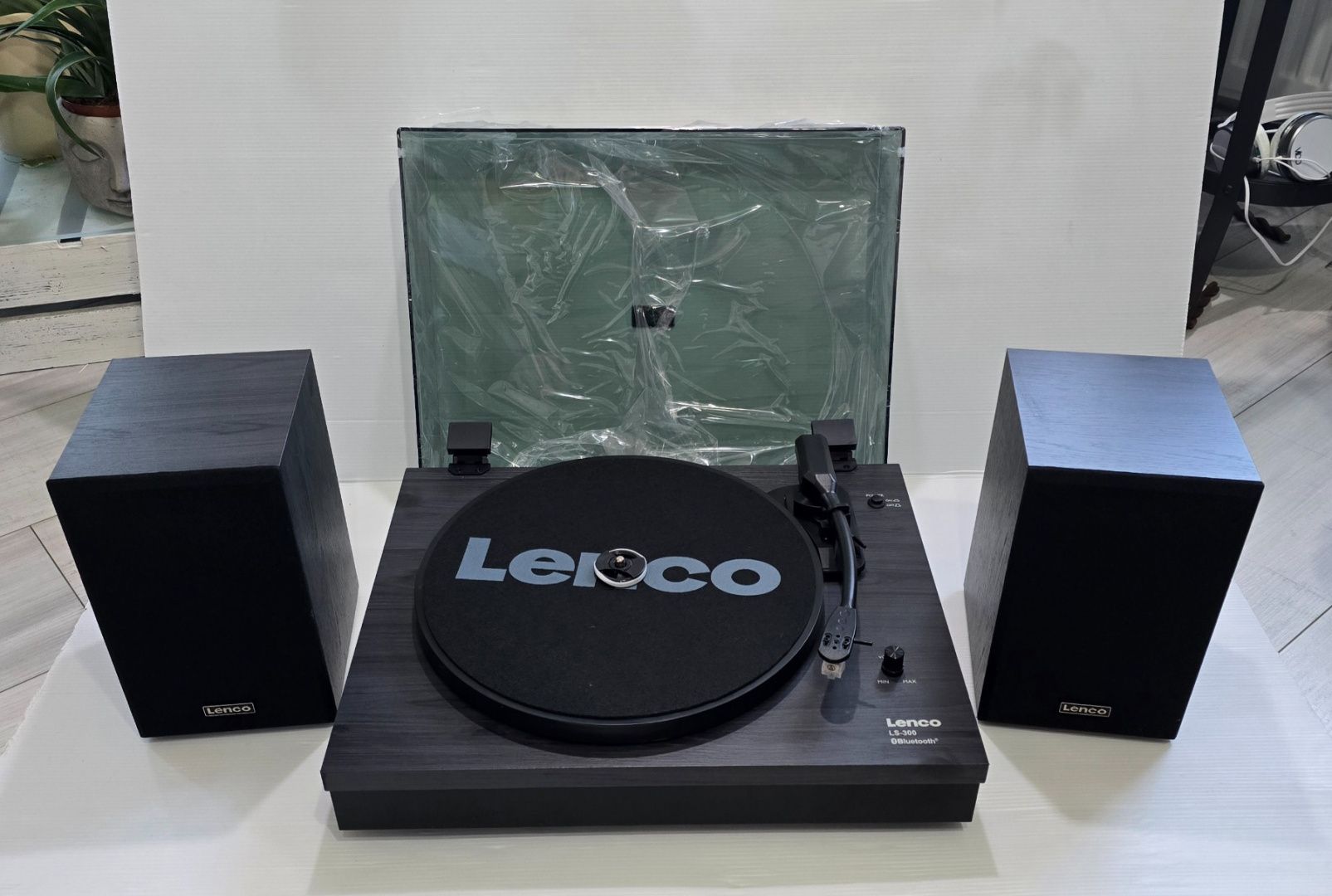 GRAMOFON Z dwoma drewnianymi głośnikami Lenco LS-300 BK Bluetooth
