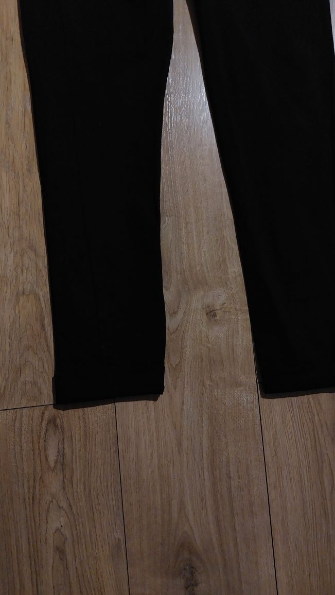 Nowe z metkami spodnie dresowe letticia 42