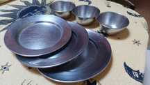 Pratos e tijelas em inox.