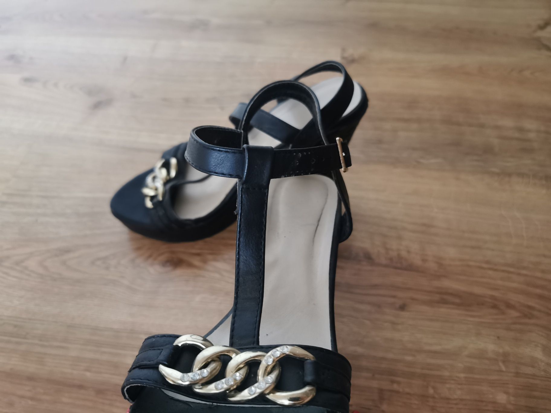 Buty na koturnie ze złotym łańcuchem