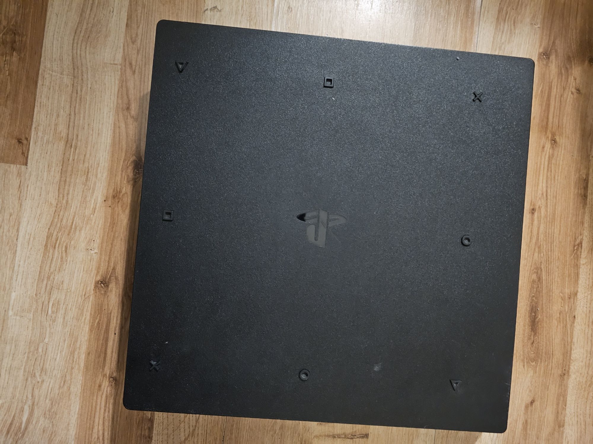 PS4 Pro z 2 padami, 4 grami i modyfikacjami chłodzenia