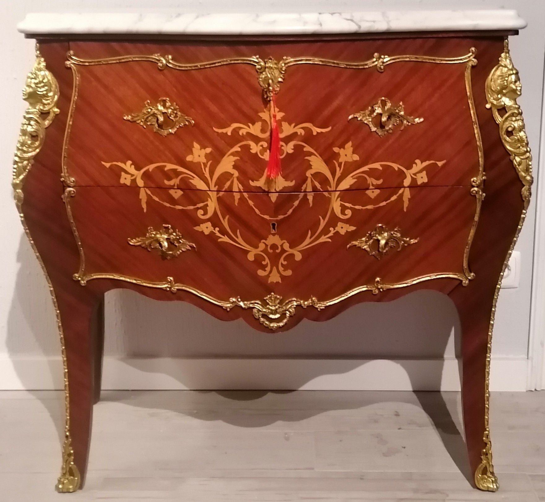 Clássica e Antiga Cómoda, estilo Luís XV.  Mármore, ferragens douradas