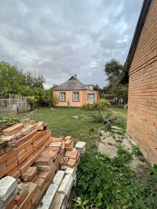 Окремий будинок на 7 сот землі-гарна локація,сад,господарські будівлі