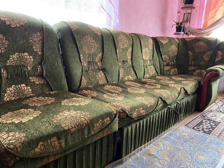 Диван кутовий темно зеленого кольору