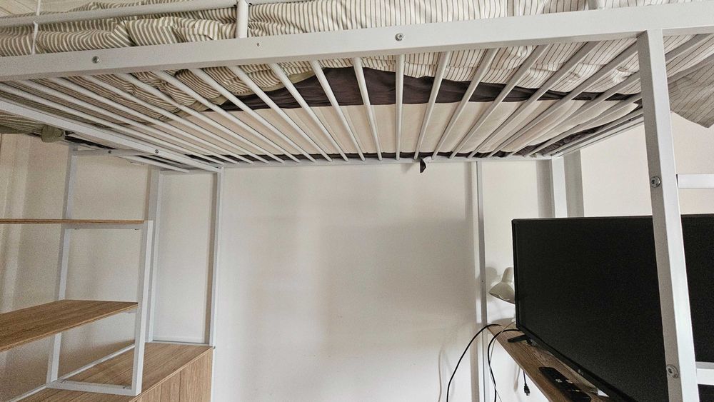 Cama alta com secretária e tomadas 90 × 200 branca c/colchão,como nova