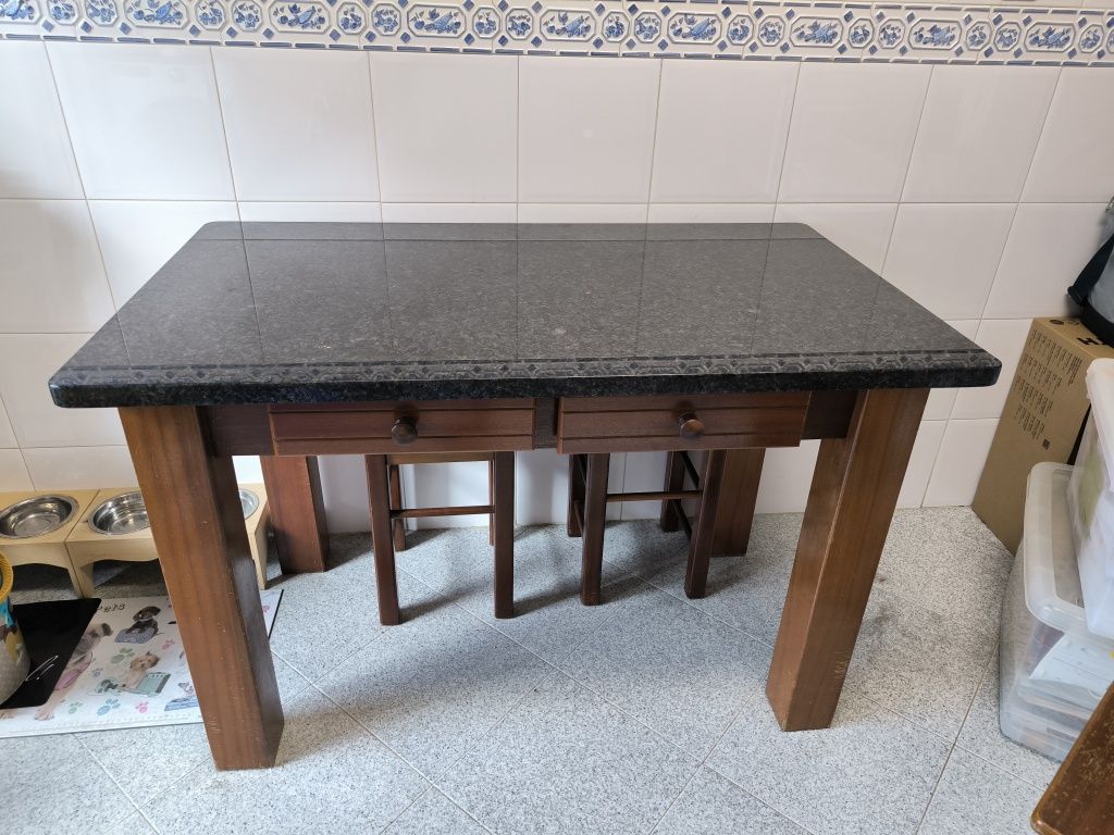 Mesa de cozinha com bancos