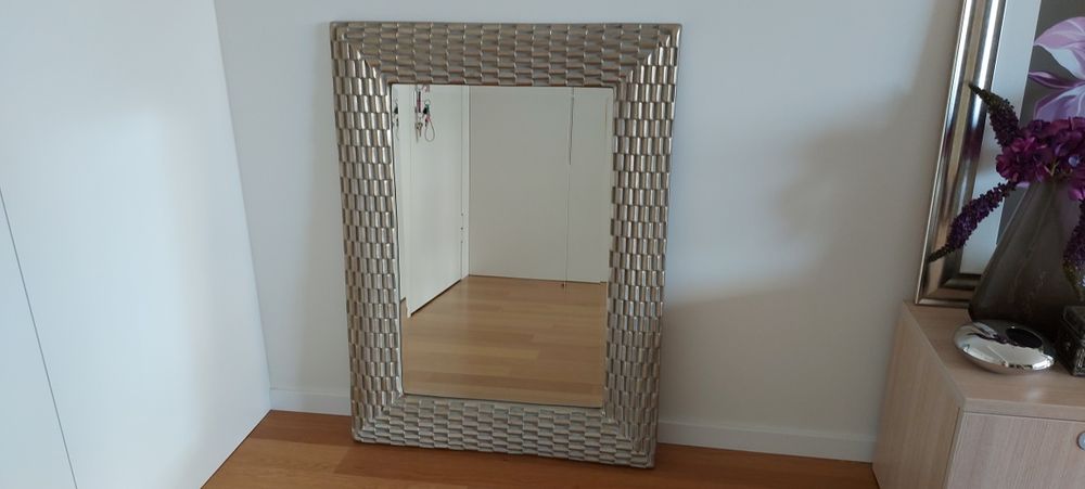 Espelho decorativo com moldura em madeira