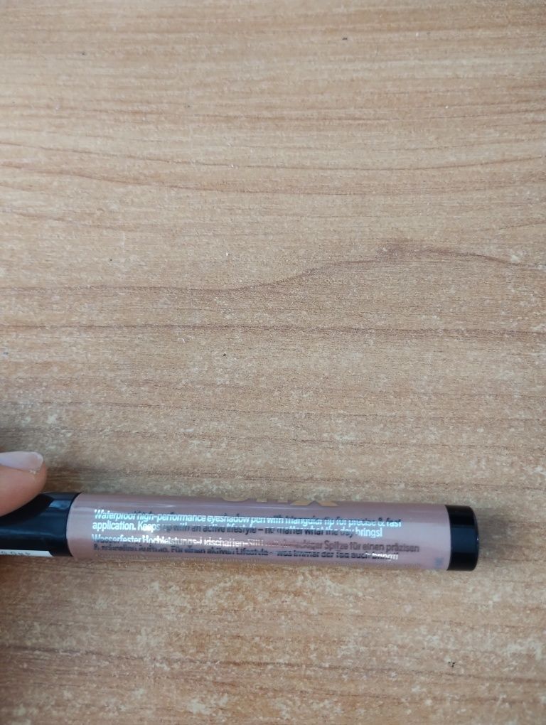 Cień w kredce Essence