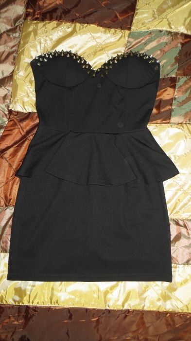 Czarna sukienka z baskinką i ćwiekami