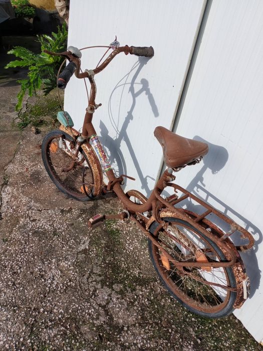 Bicicleta usada para venda tendo em conta a antiguidade