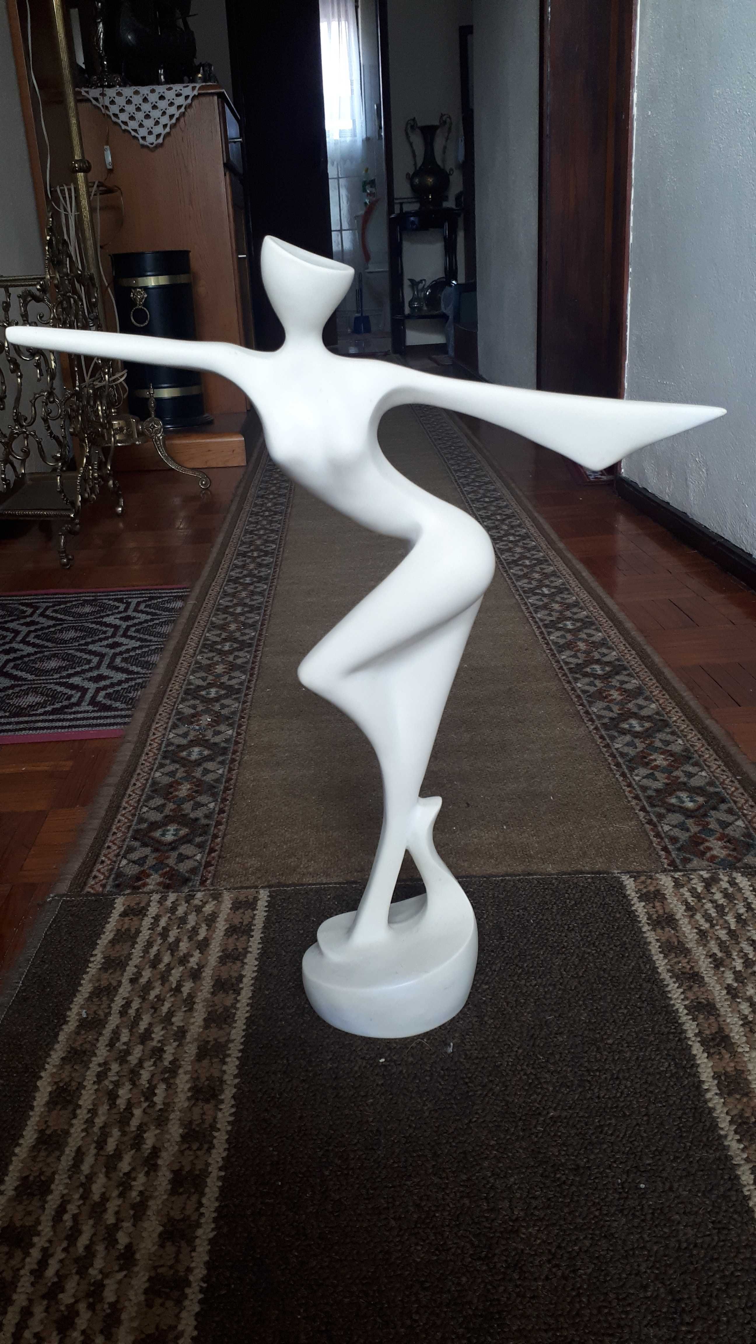 estátua mulher como nova
