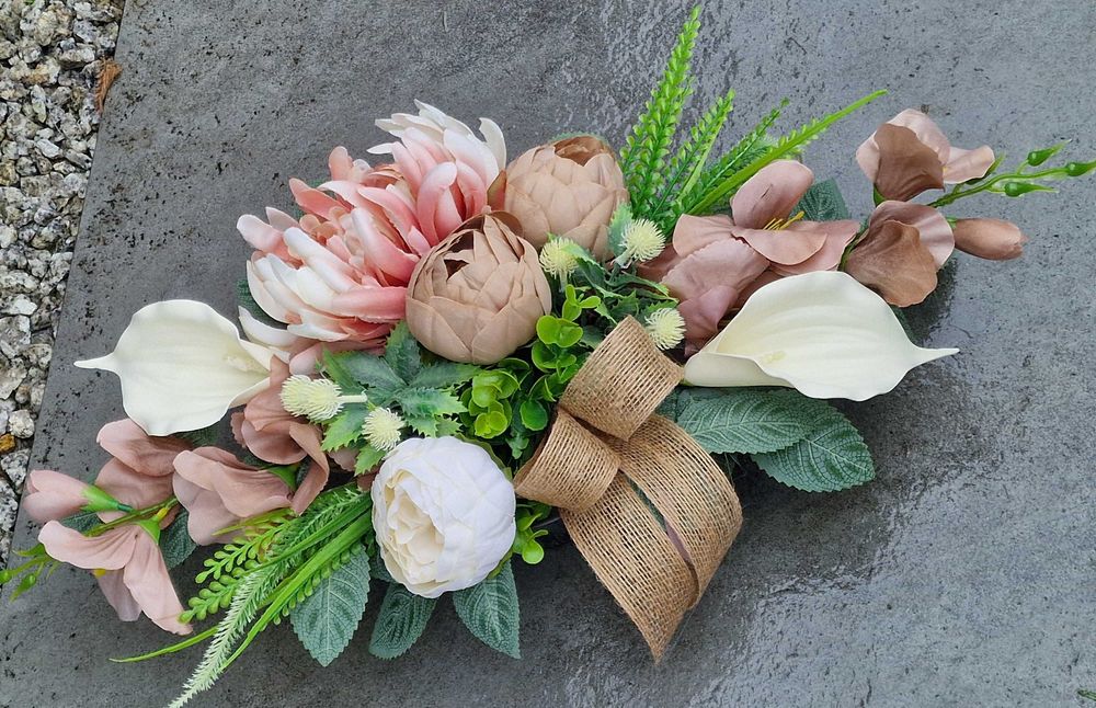 Kompozycja kwiatowa na grób cmentarz stroik ikebana Z469
