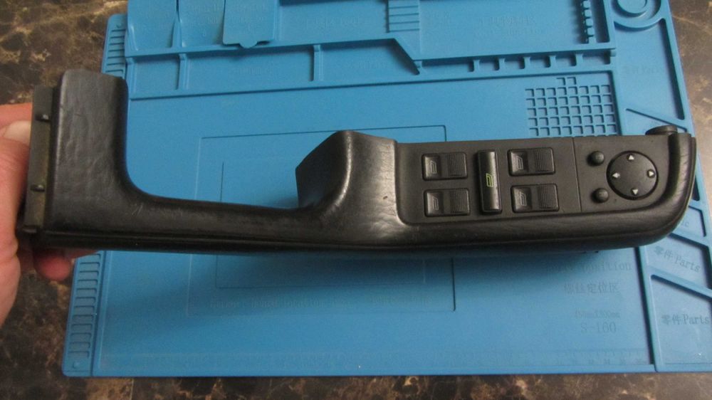 Внутрішня ліва ручка під ЕСП та електродзеркала в зборі Audi 80 B4.