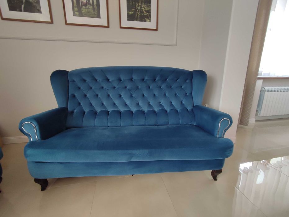Kanapa typu chesterfield sofa pikowana granatowa z wysokim oparciem