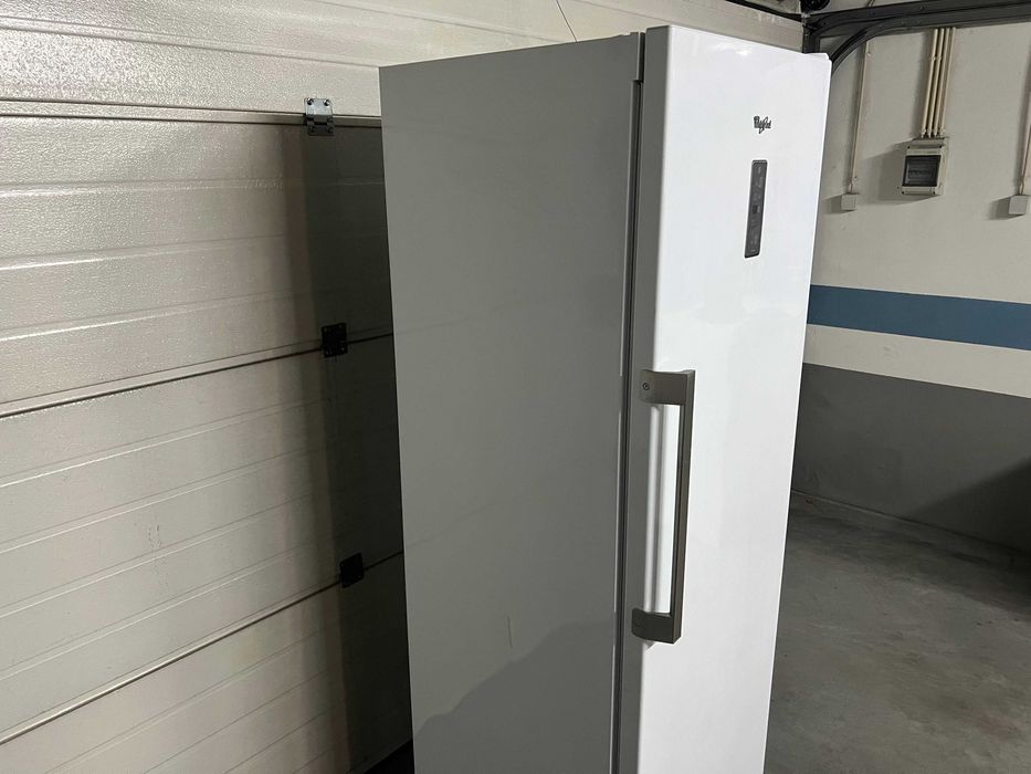 Arca Congeladora Vertical WHIRLPOOL UW8 F2D WBI N