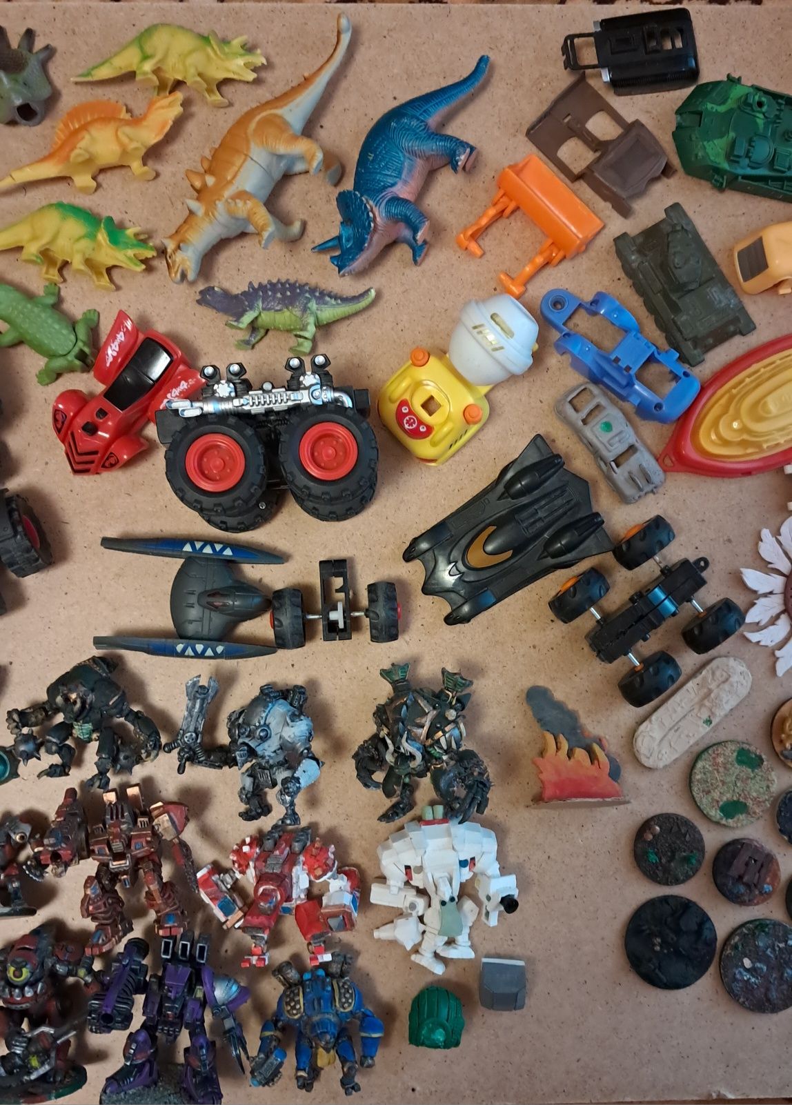 Багато іграшок (Роботи, машини, фігурки, динозаври)