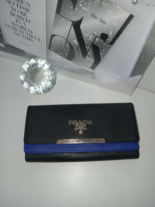 Czarny portfel Prada