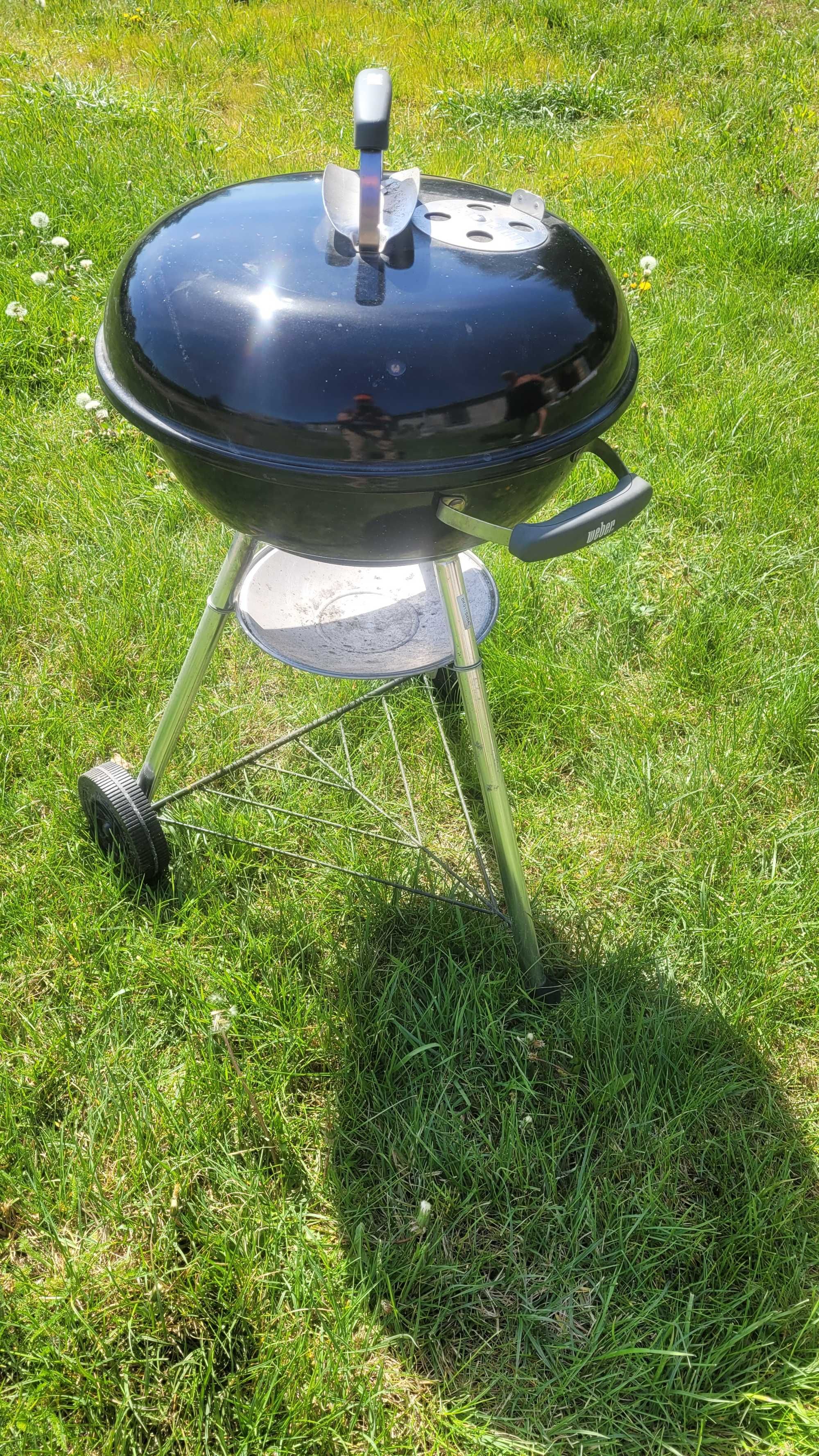 Grill węglowy marki Weber Compact Kettle 57 cm