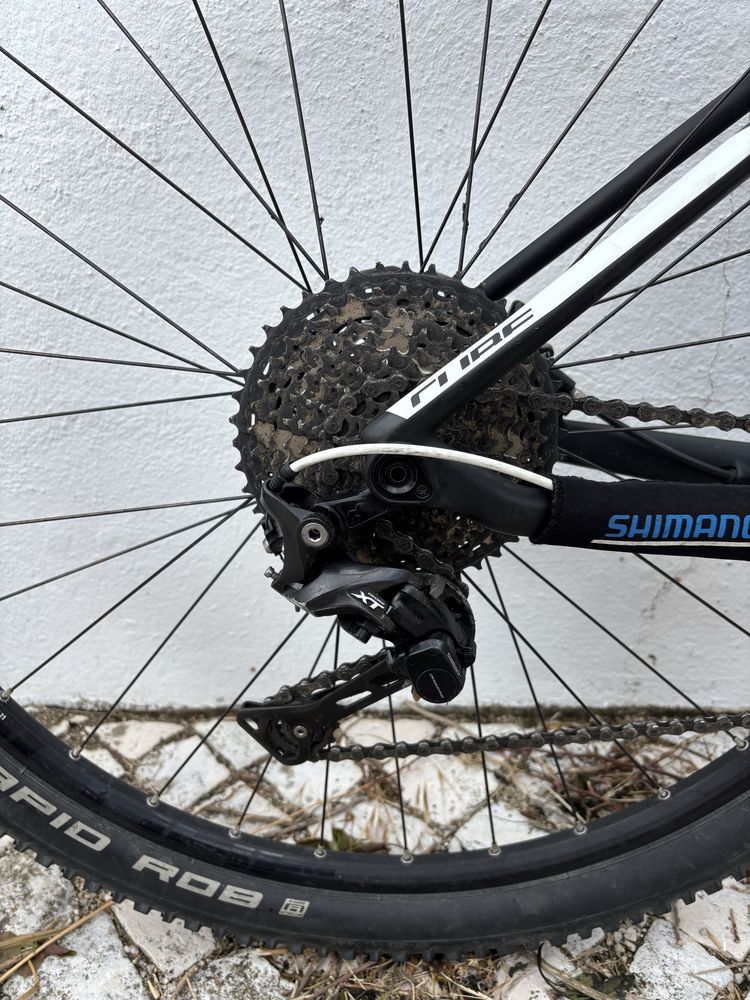 BTT marca CUBE em carbono roda 29