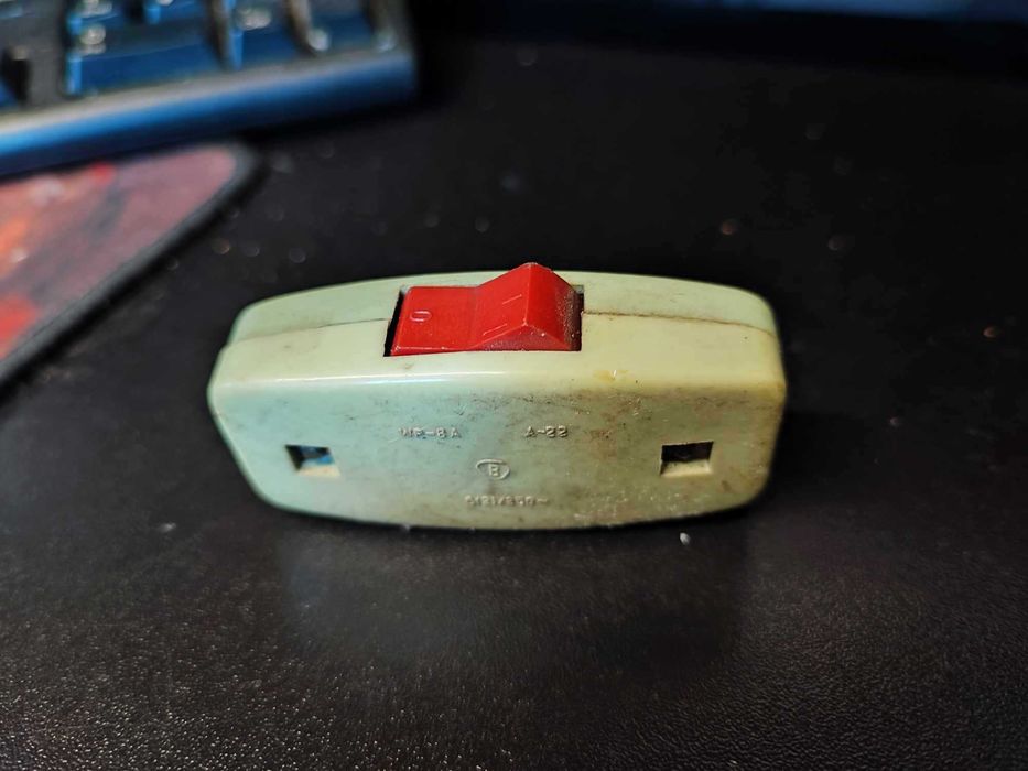 Bakelitowy wyłącznik,pstryczek elektryczek,cena za 1 szt.