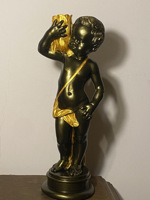 Estátua com pormenor dourado