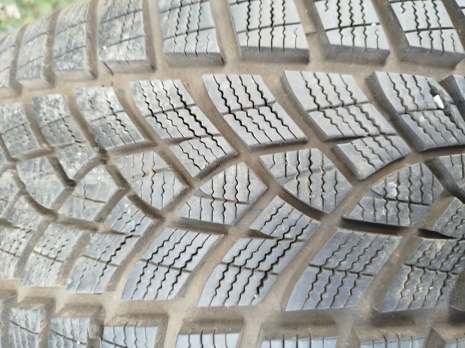 Sprzedam opony zimowe 235/45/18 cali zima Goodyear jak nowe!