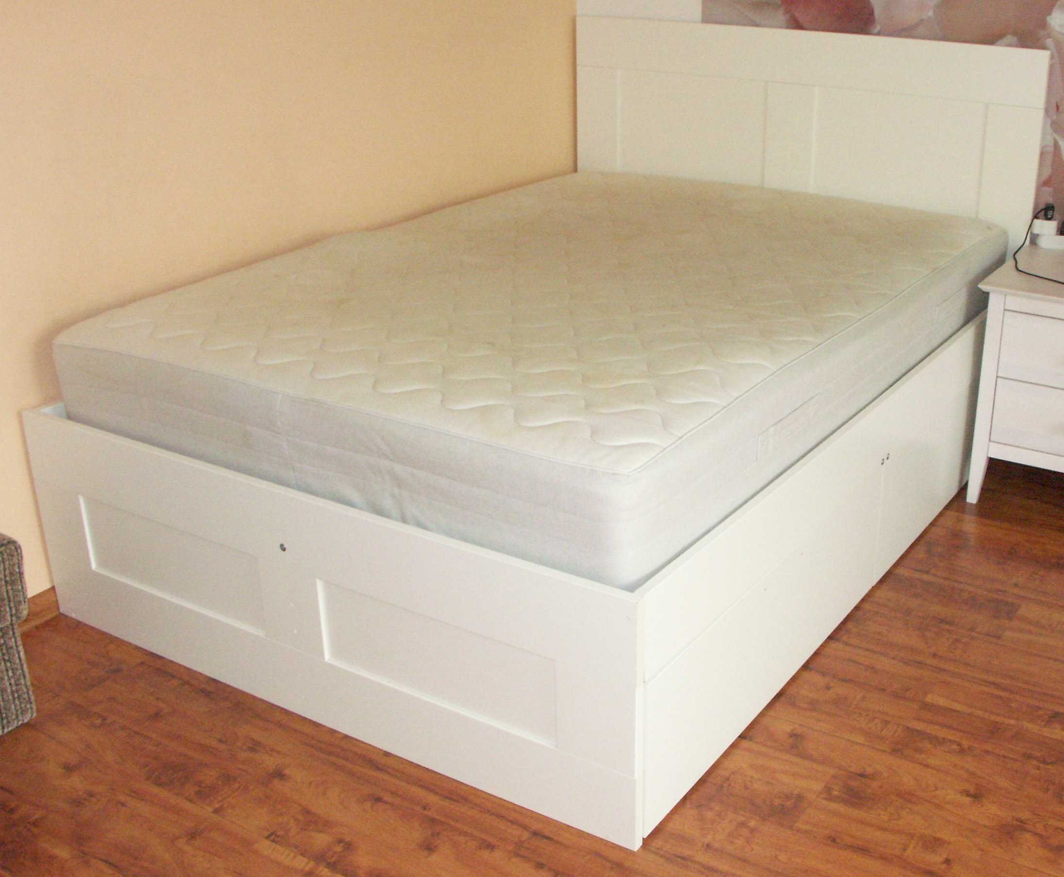 Używane  Łóżko  140 x 200  IKEA  BRIMNES z materacem i zagłówkiem