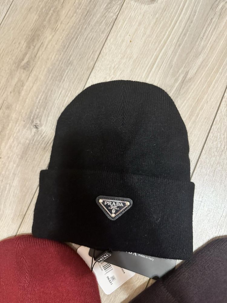 Шапка prada.