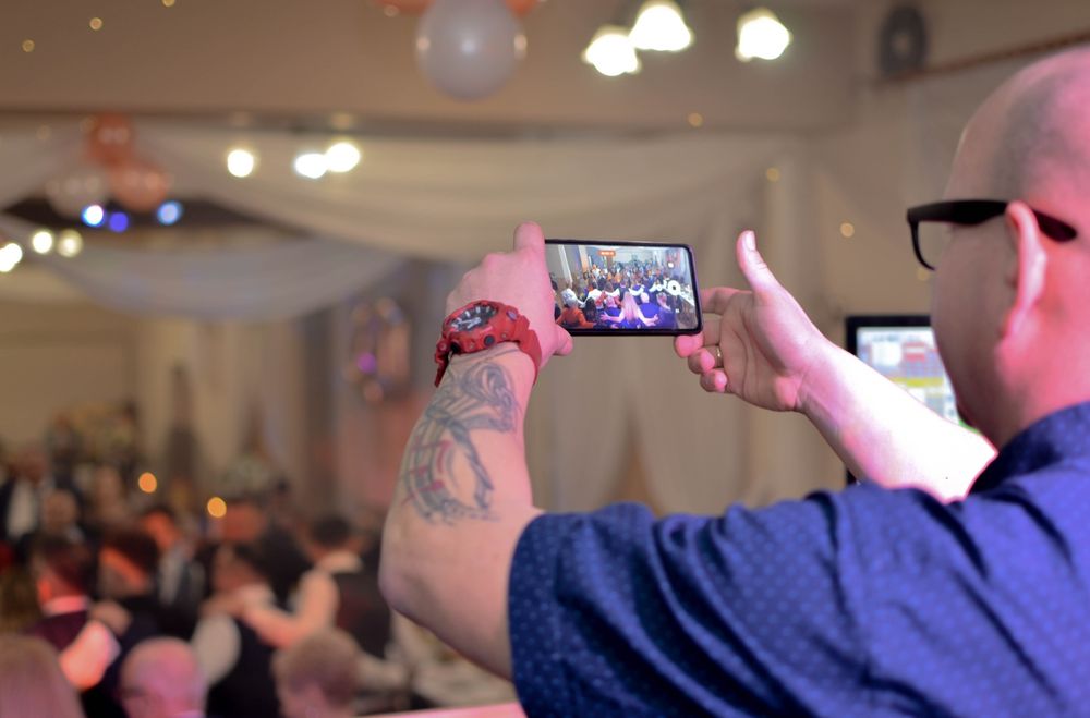 Dj wodzirej imprezy wesela poprawiny 18-stki urodziny ciężki dym iskry