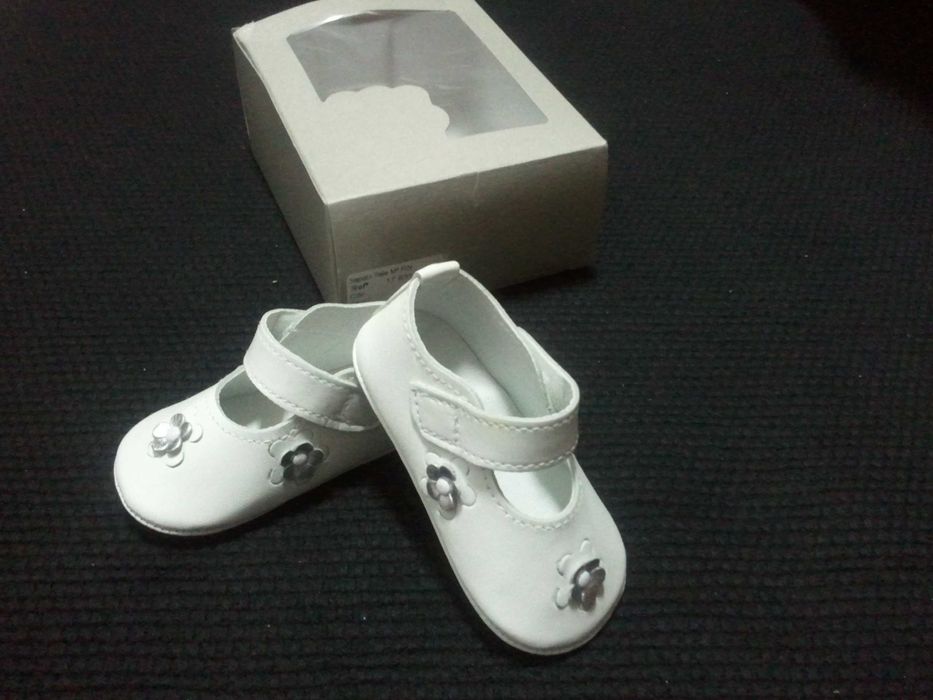 sapatos bebe brancos