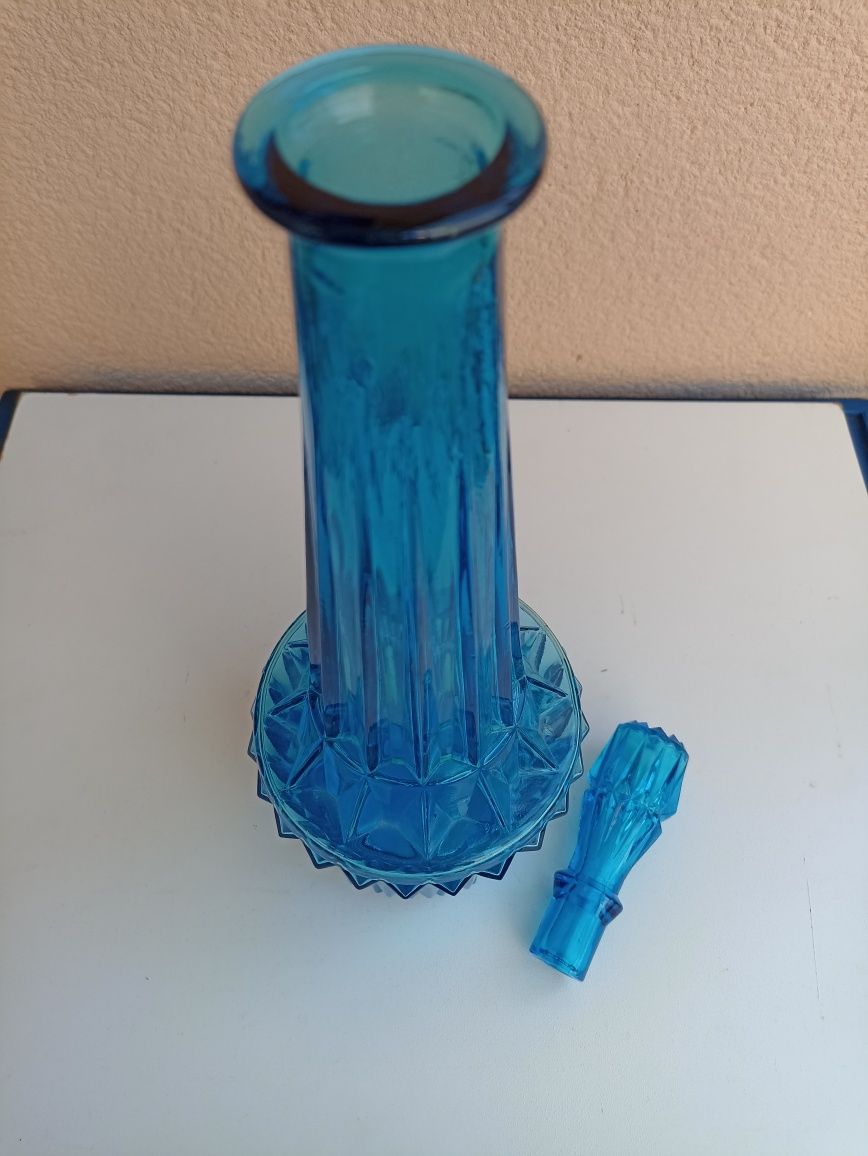 Garrafa vintage alta com tampa em vidro azul