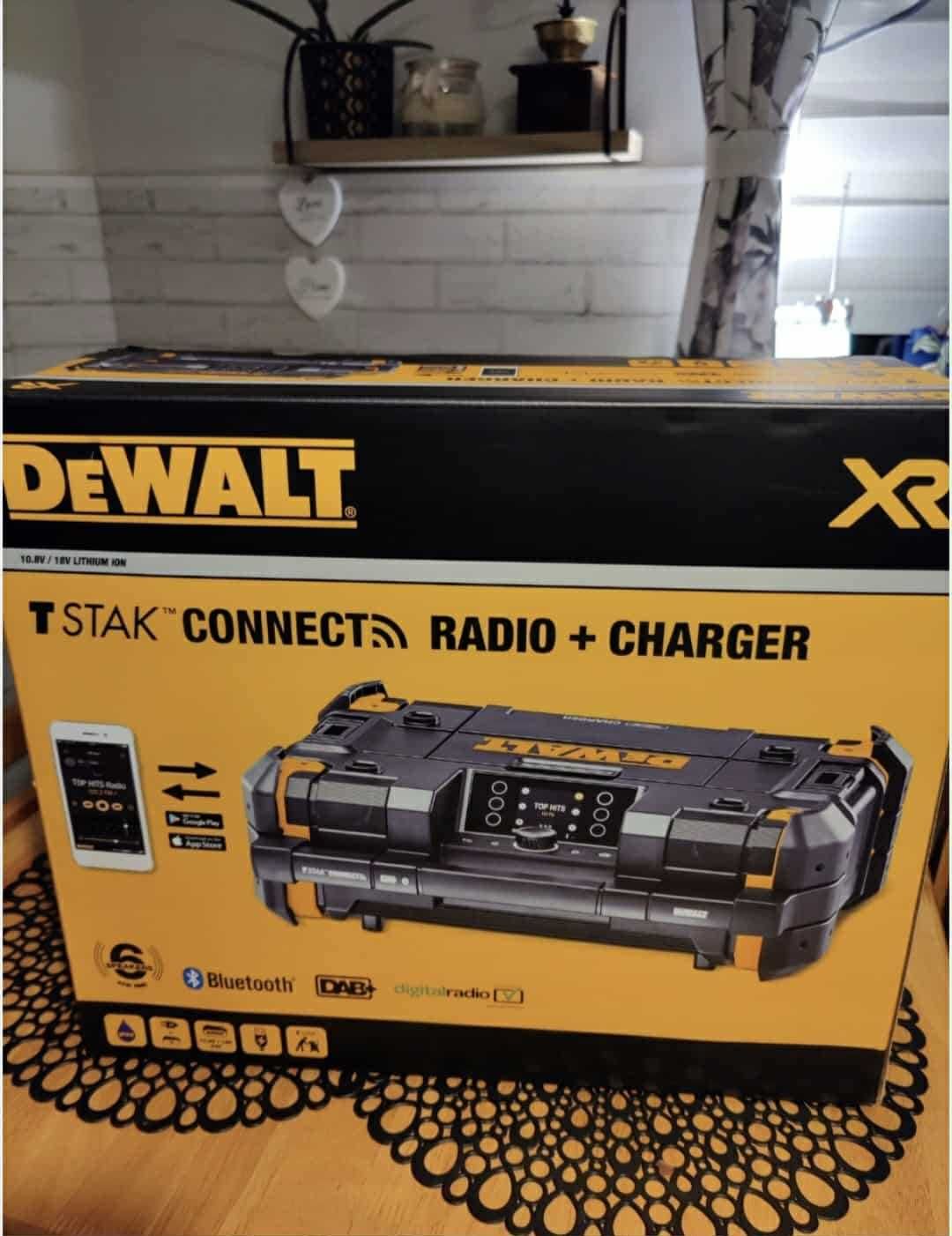 Radio budowlane DeWALT – potężny dźwięk i ładowarka w jednym.