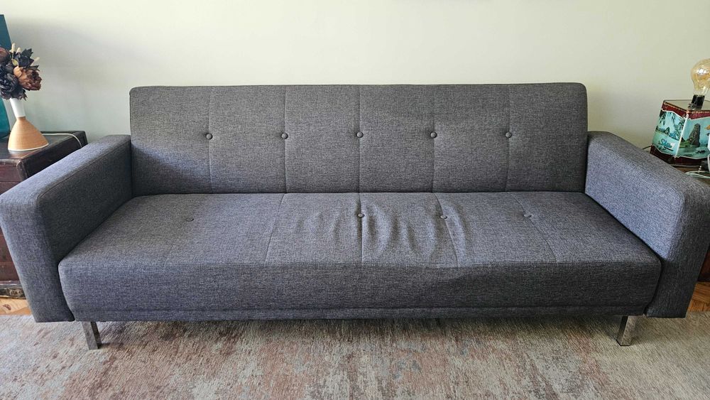 Sofá-cama em tecido cinzento muito prático