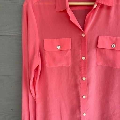Różowa koszula zapinana na guziki, wykonana w 100% z jedwabiu