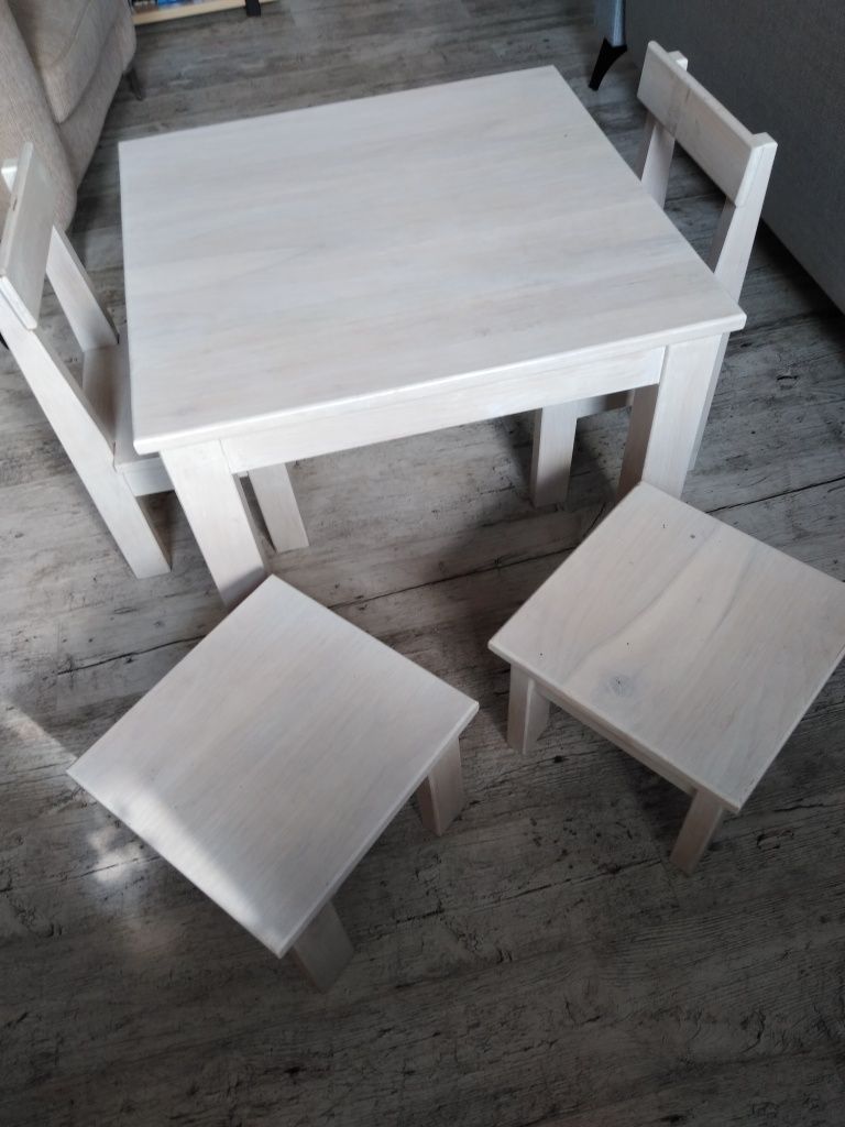 Stolik stół drewniany lite drewno krzesełka taborety pokój dziecięcy