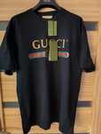 Klasyczna koszulka Gucci. Złoty napis.