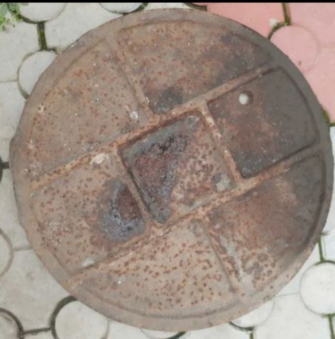 Металеві стовбчики, рельс, профтруба, каналізаційний люк .