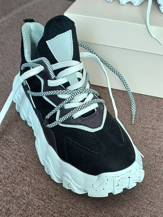 Красивые кроссовки