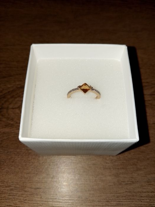 Złoty pierścionek 375 z topazem i diamentami