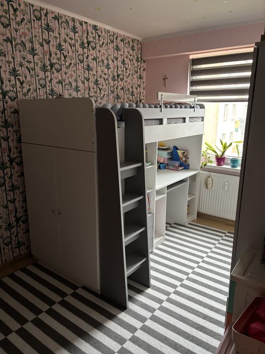 Łóżko piętrowe z biurkiem i szafą